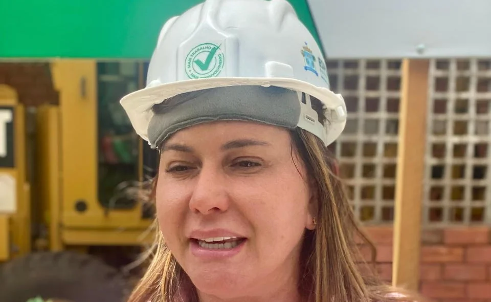 Prefeita Ivanária Sampaio esteve no local das obras