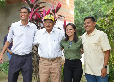 Prefeito ao lado de moradores da região