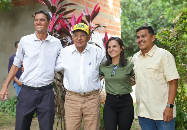 Prefeito ao lado de moradores da região