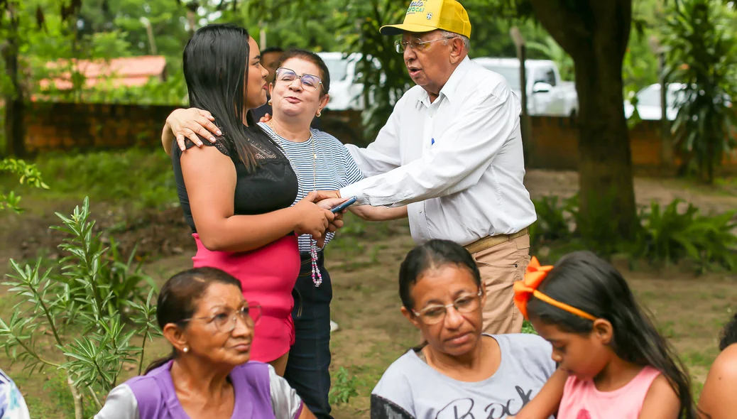 Prefeito ao lado de moradores do Povoado