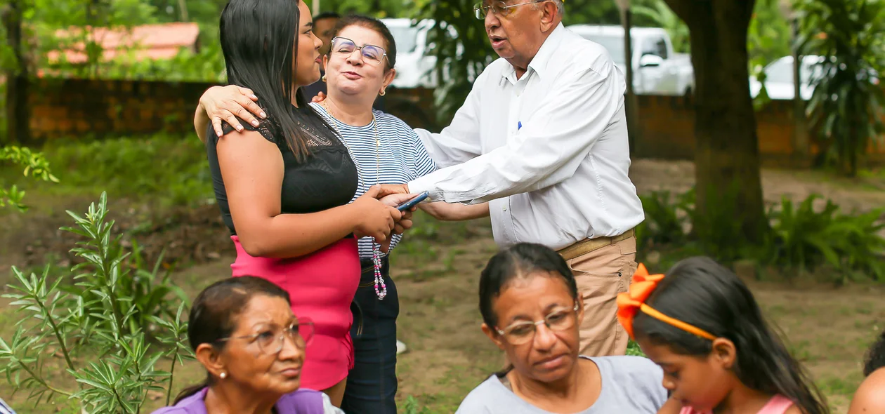 Prefeito ao lado de moradores do Povoado