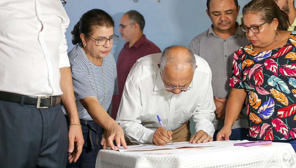 Prefeito assina ordem de serviço da Avenida Nicanor Barreto