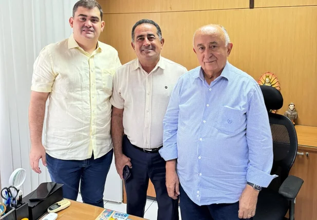 Prefeito de Fronteira, Eudes Ribeiro, em reunião com o deputado federal Júlio César