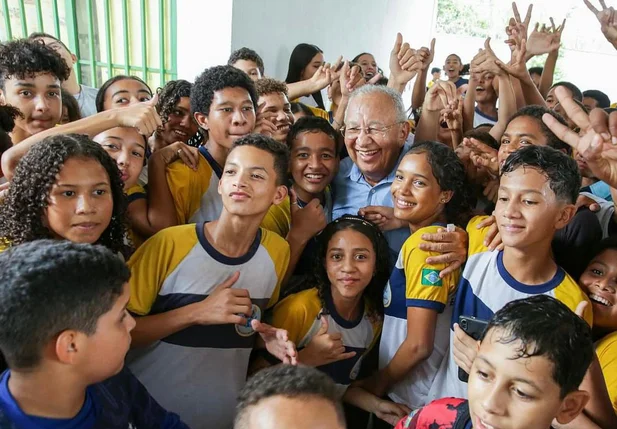 Prefeito Dr. Pessoa com alunos de escola em tempo integral