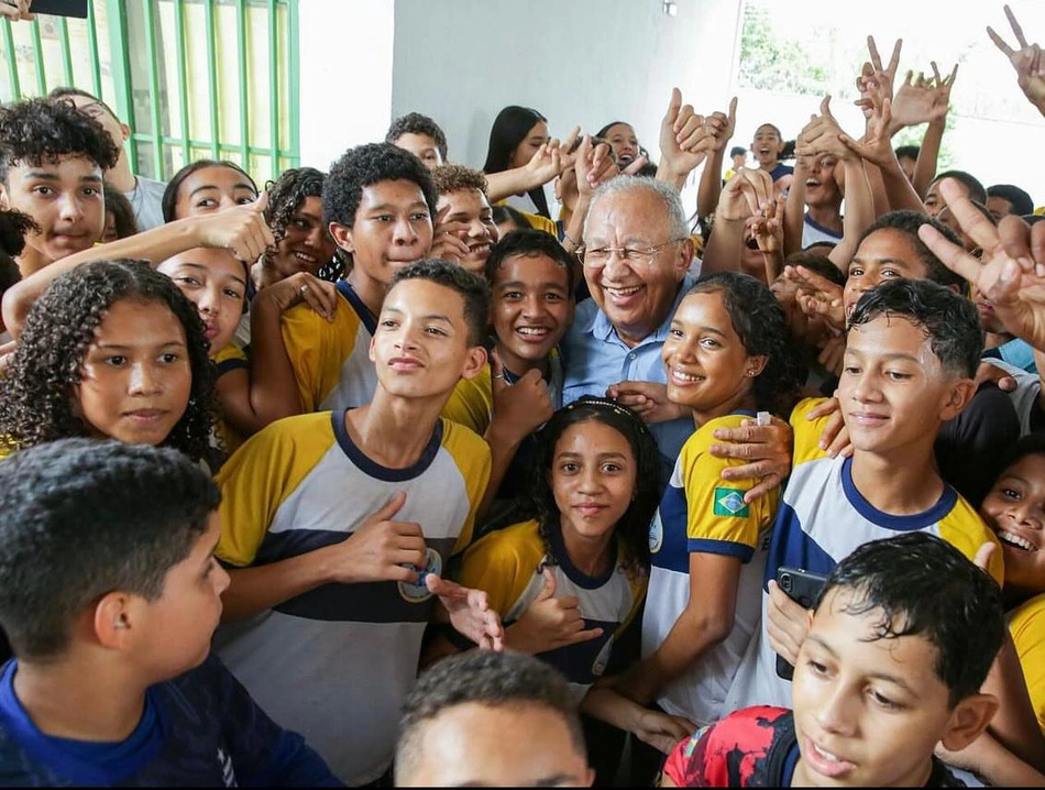 Prefeito Dr. Pessoa com alunos de escola em tempo integral