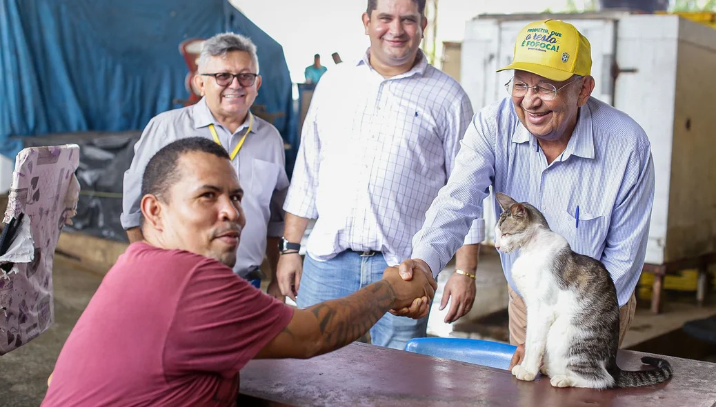 Prefeito Dr. Pessoa fiscalizando obra e ouvindo demandas dos trabalhadores no mercado do peixe