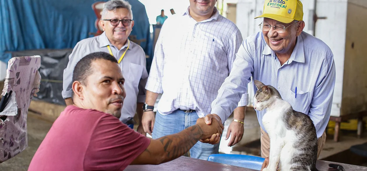 Prefeito Dr. Pessoa fiscalizando obra e ouvindo demandas dos trabalhadores no mercado do peixe