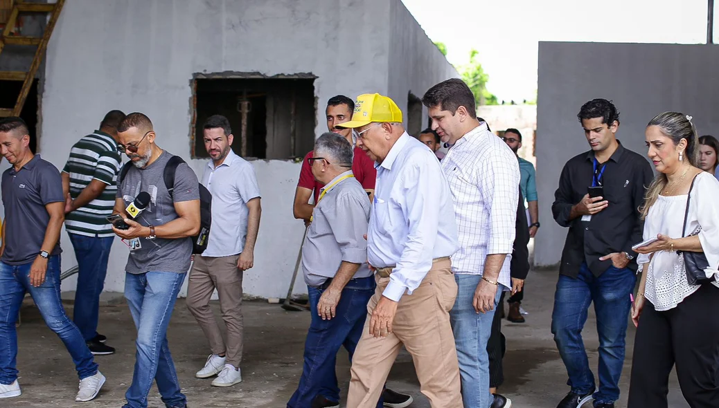 Prefeito e sua equipe durante visita no mercado do peixe