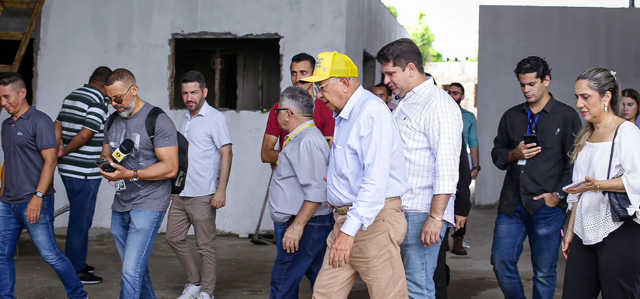 Prefeito e sua equipe durante visita no mercado do peixe