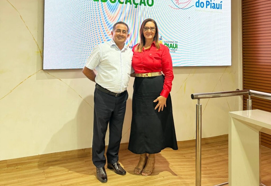 Prefeito Eudes Ribeiro e secretária Municipal de Educação em solenidade do Pacto pela Educação