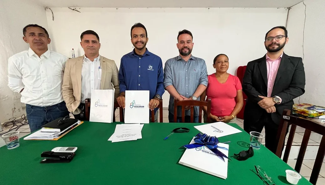 Prefeitura de Esperantina entrega registros de imóveis para moradores