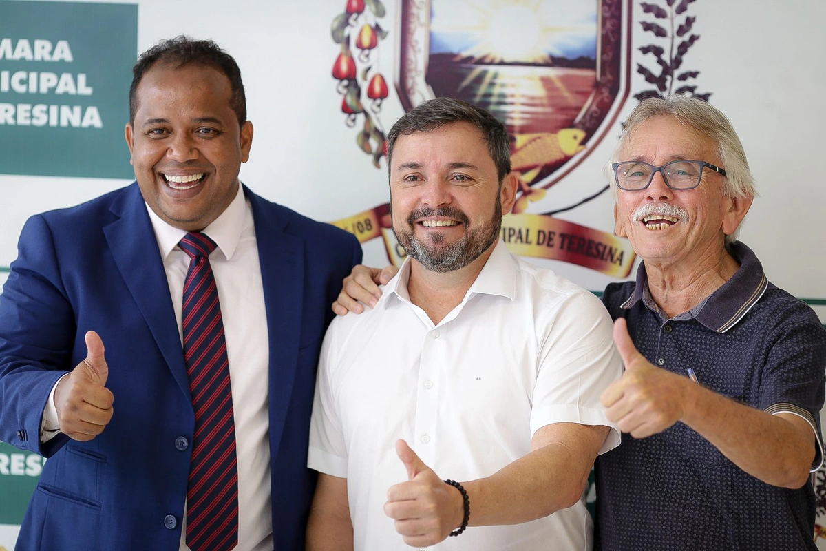 Presidente da Câmara, Enzo Samuel ao lado do deputado Fábio Novo e do ex-vereador Nilson Cavalcante