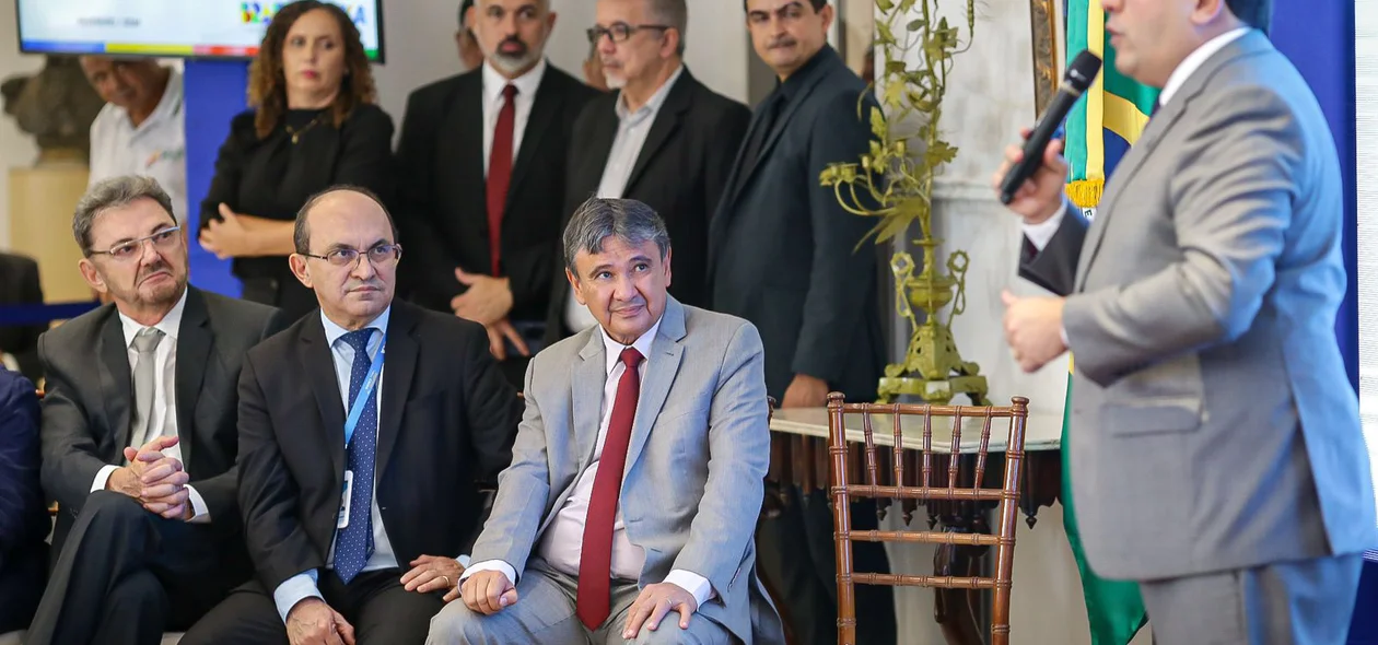Rafael Fonteles discursando na assinatura de operação de crédito com a Caixa Econômica