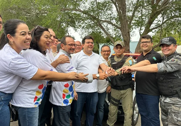 Rafael Fonteles e equipe de Governo em comunidade de Teresina