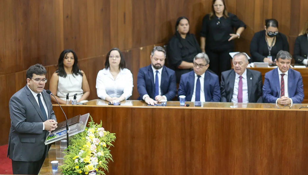 Rafael Fonteles lendo o documento