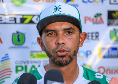 Renan Barro em coletiva de imprensa