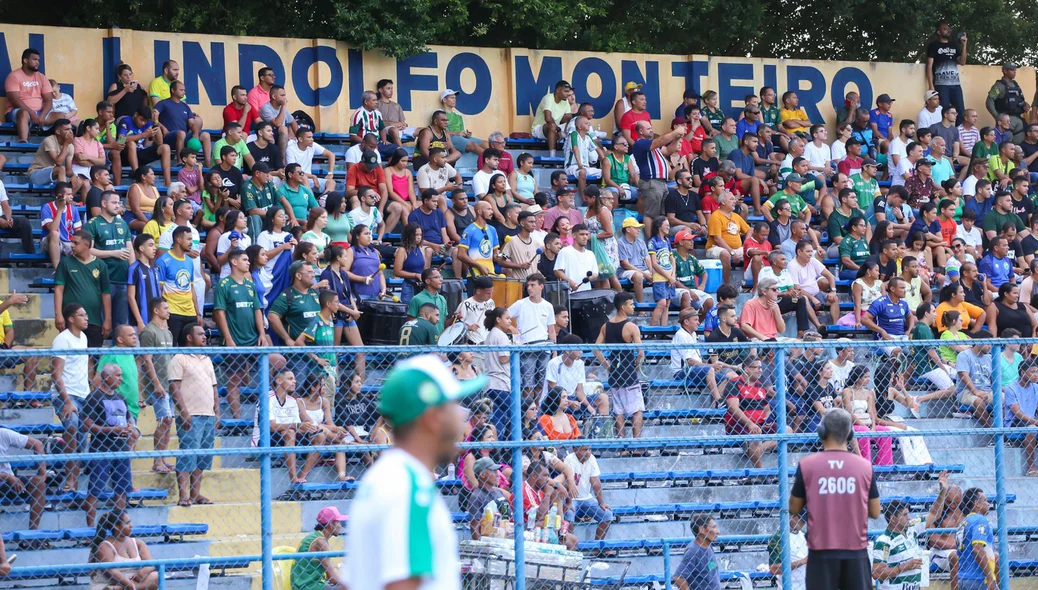 Renan Barros a beira de campo