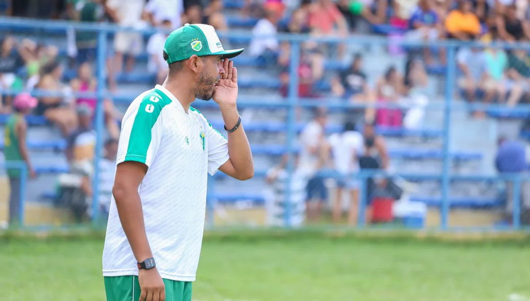 Renan Barros ficou na responsabilidade de substituir o treinador Flávio Araújo