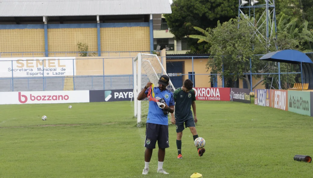 Renan Barros preparando o treino do Altos