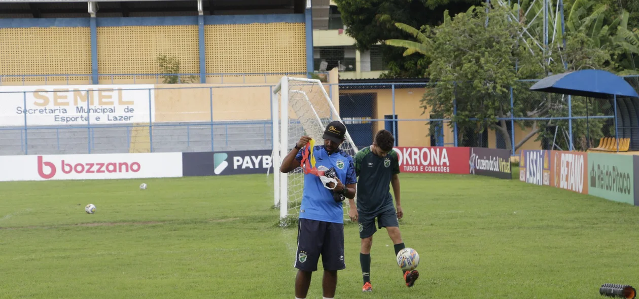 Renan Barros preparando o treino do Altos