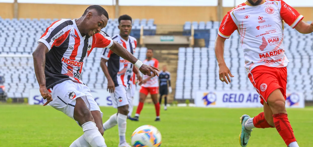 Rodrigo Fumaça tentando cruzamento para time do River