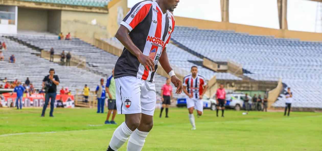 Rodrigo Fumaça tentando jogada para a equipe do River