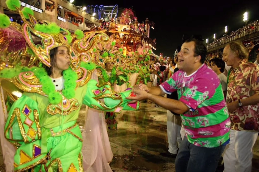Sérgio Cabral em desfile da Mangueira