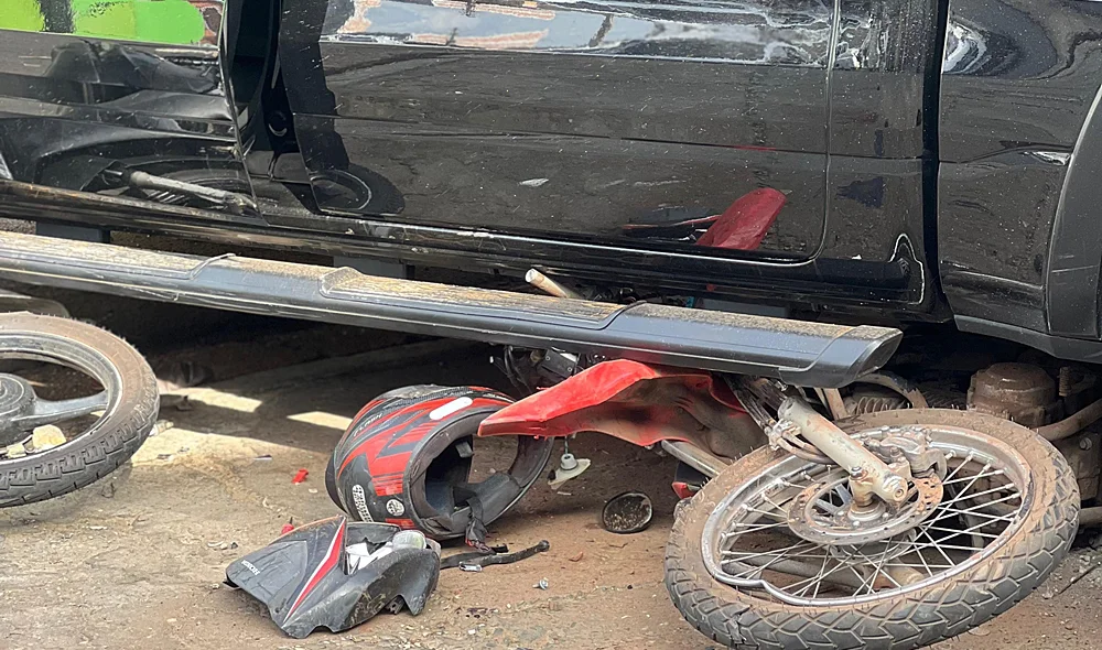 Uma das motos da vítima ficou embaixo do carro