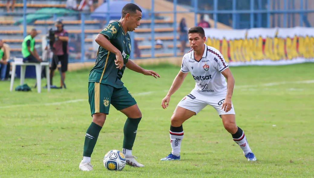 Valber tenta ficar com a bola