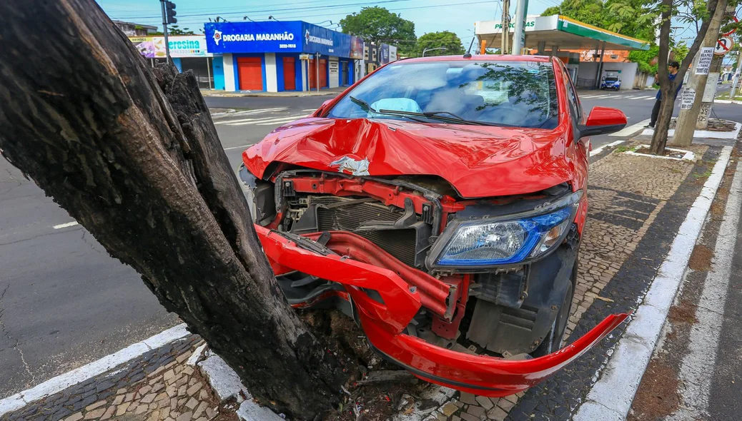 Veículo ficou com a parte dianteira destruída