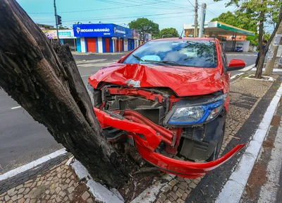 Veículo ficou com a parte dianteira destruída
