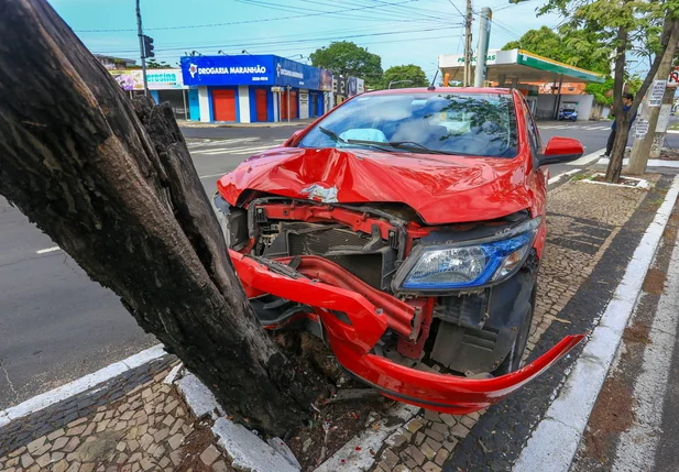 Veículo ficou com a parte dianteira destruída
