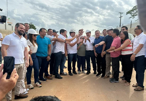 Visita do representantes do poder municipal, estadual e federal ao rebaixamento da Avenida João XXIII