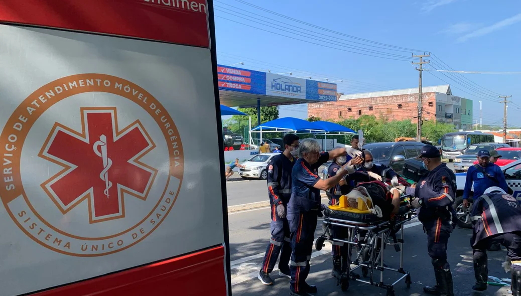 Vítima foi levada ao hospital em uma ambulância do SAMU