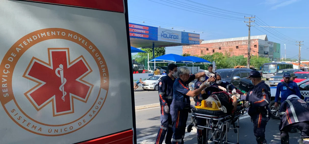 Vítima foi levada ao hospital em uma ambulância do SAMU