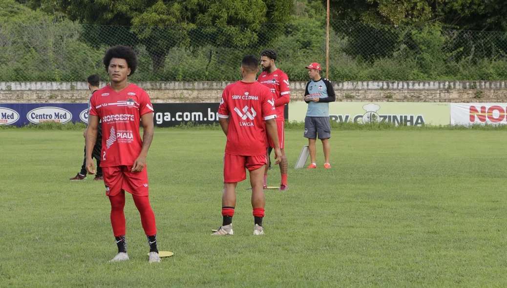 Vivico, Jú Alagano e Lucas Mingoti no treino River