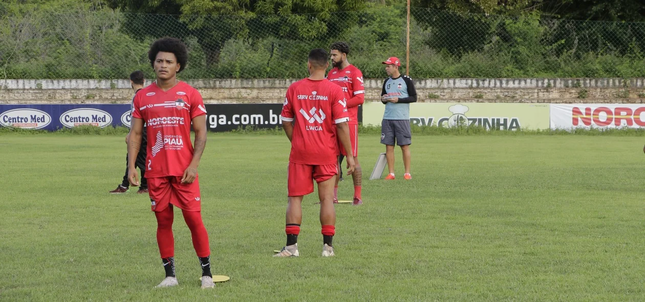 Vivico, Jú Alagano e Lucas Mingoti no treino River