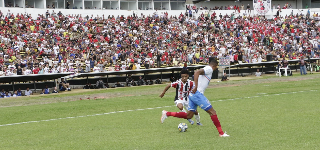 Wesley Sousa na jogada que originou o gol do River