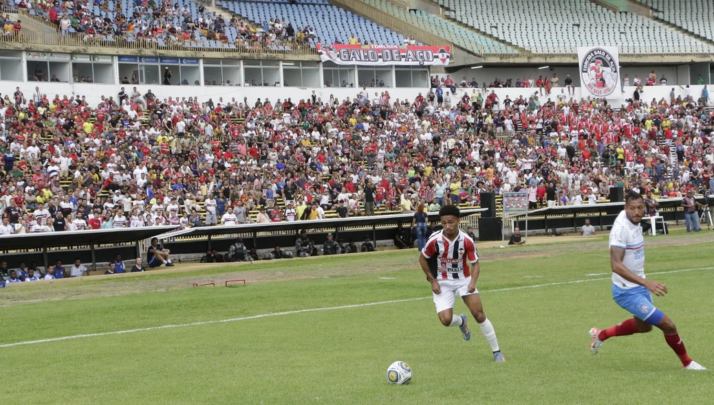 Wesley Sousa se livrando do marcador