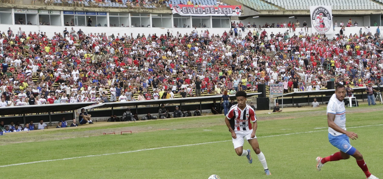 Wesley Sousa se livrando do marcador