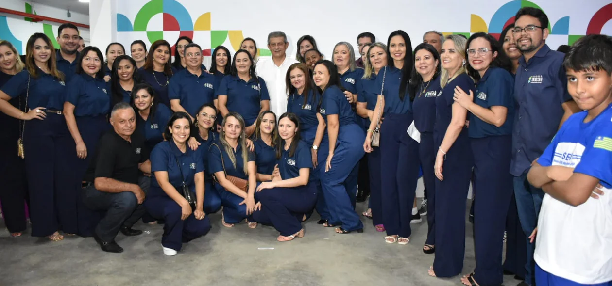 Zé Filho com a equipe da nova Escola do SESI em Picos