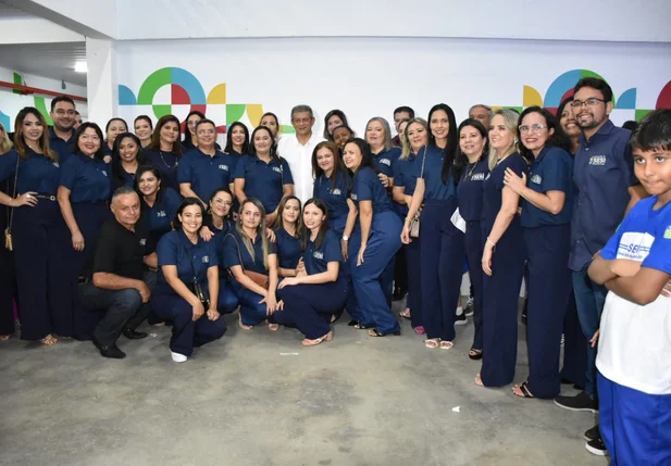 Zé Filho com a equipe da nova Escola do SESI em Picos