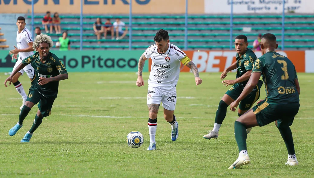 Zeca é cercado por jogadores do Altos