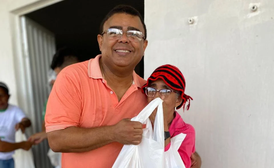A população compareceu em peso para receber o alimento