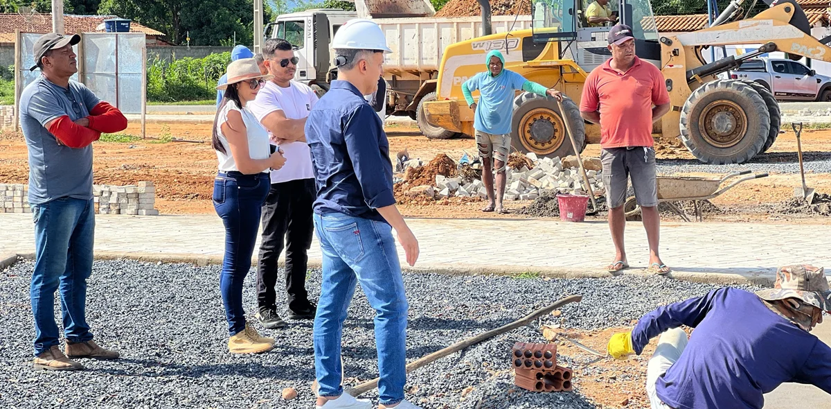 A visita ocorreu na obra da praça