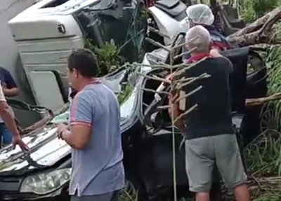 Acidente entre um caminhão caçamba e um carro de passeio na BR 316