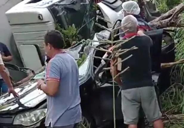 Acidente entre um caminhão caçamba e um carro de passeio na BR 316