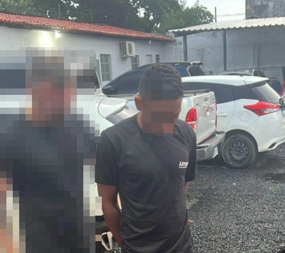 Acusado sendo conduzido na sede do DRACO, em Teresina