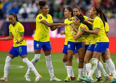 Adriana Leal comemorando gol com suas parceiras de Seleção Brasileira