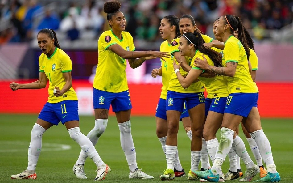 Adriana Leal comemorando gol com suas parceiras de Seleção Brasileira
